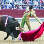 Muletazo de López Simón ayer en la plaza de toros de Las Ventas