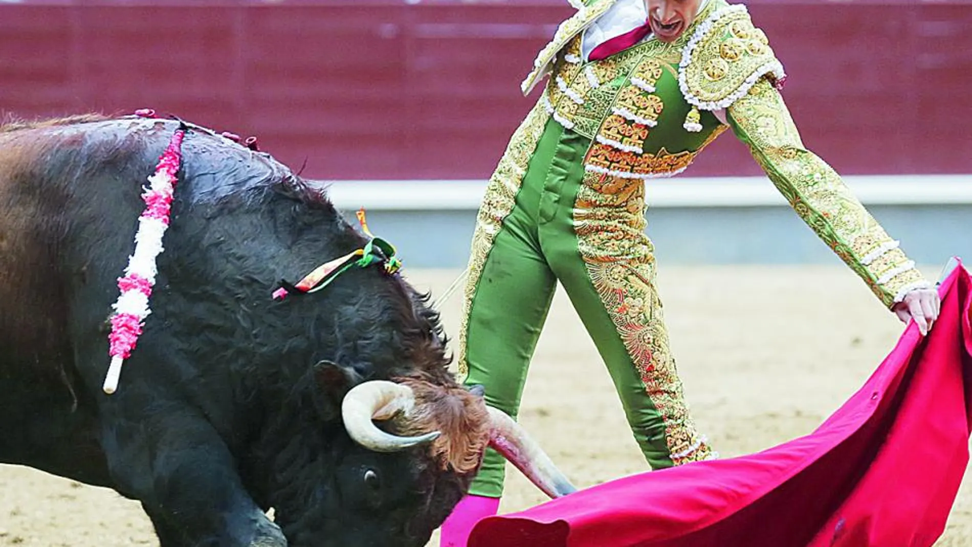 Muletazo de López Simón ayer en la plaza de toros de Las Ventas