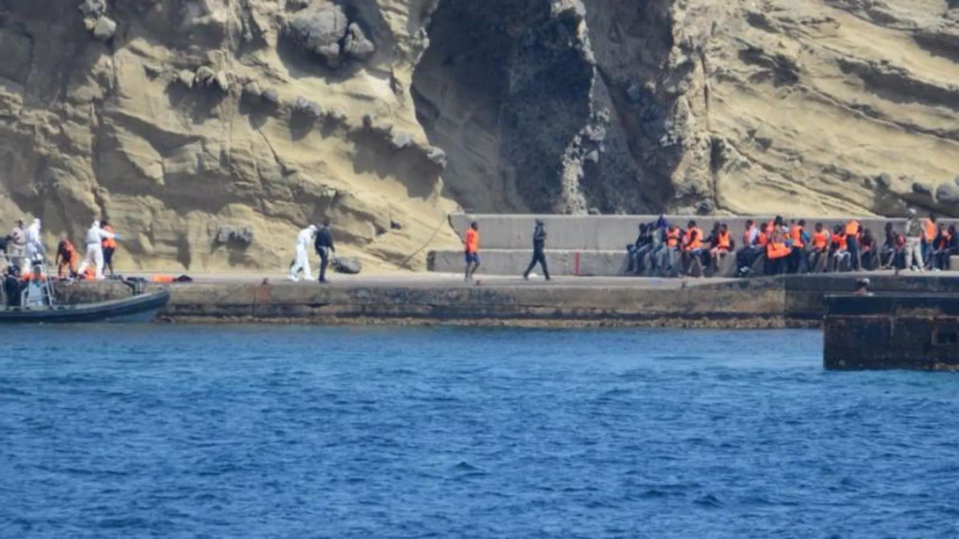 Rescatada una patera con 35 personas a punto de hundirse en Almería