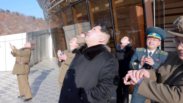 El dictador norcoreano, Kim Jong Un, contempla el pasado domingo el lanzamiento del misil de largo alcance