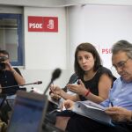 Los socialistas Adriana Lastra, Manuel Escudero (d) y José Félix Tezanos, durante un encuentro con los medios para presentar las enmiendas al documento marco del 39 congreso federal del PSOE.