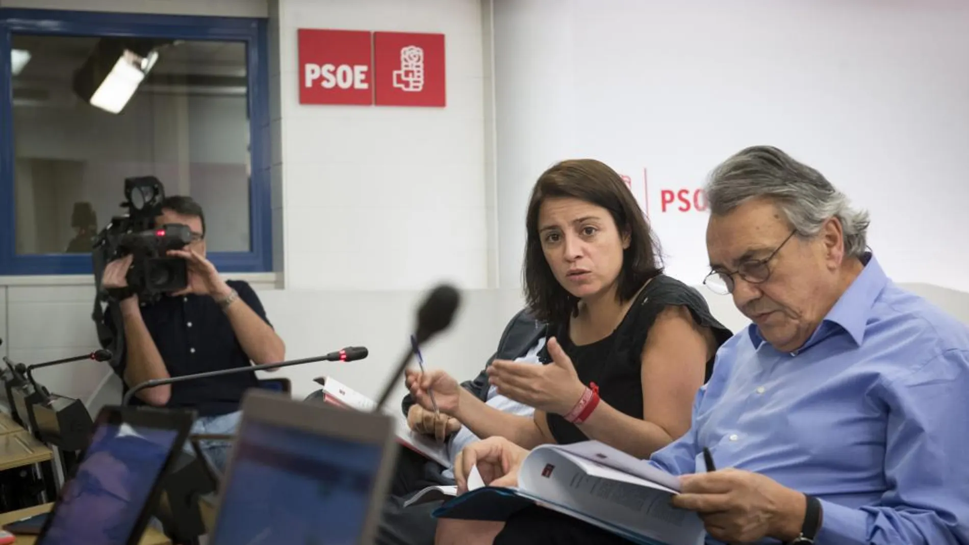 Los socialistas Adriana Lastra, Manuel Escudero (d) y José Félix Tezanos, durante un encuentro con los medios para presentar las enmiendas al documento marco del 39 congreso federal del PSOE.