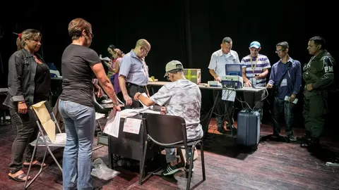 Miembros de mesa cierran y auditan un centro de votación hoy