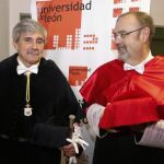 El consejero Fernando Rey asiste al acto de apertura del curso de la ULE junto a su rector, Francisco García Marín