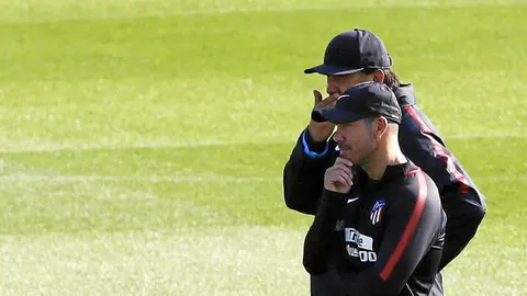 Simeone y el Mono Burgos, durante el entrenamiento de ayer en Majadahonda