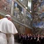 El Papa durente su discurso ante miembros del cuerpo diplomático reunidos en el Vaticano