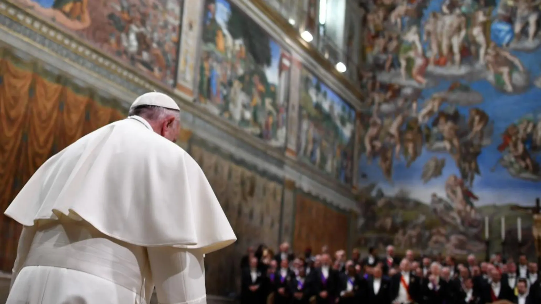 El Papa durente su discurso ante miembros del cuerpo diplomático reunidos en el Vaticano
