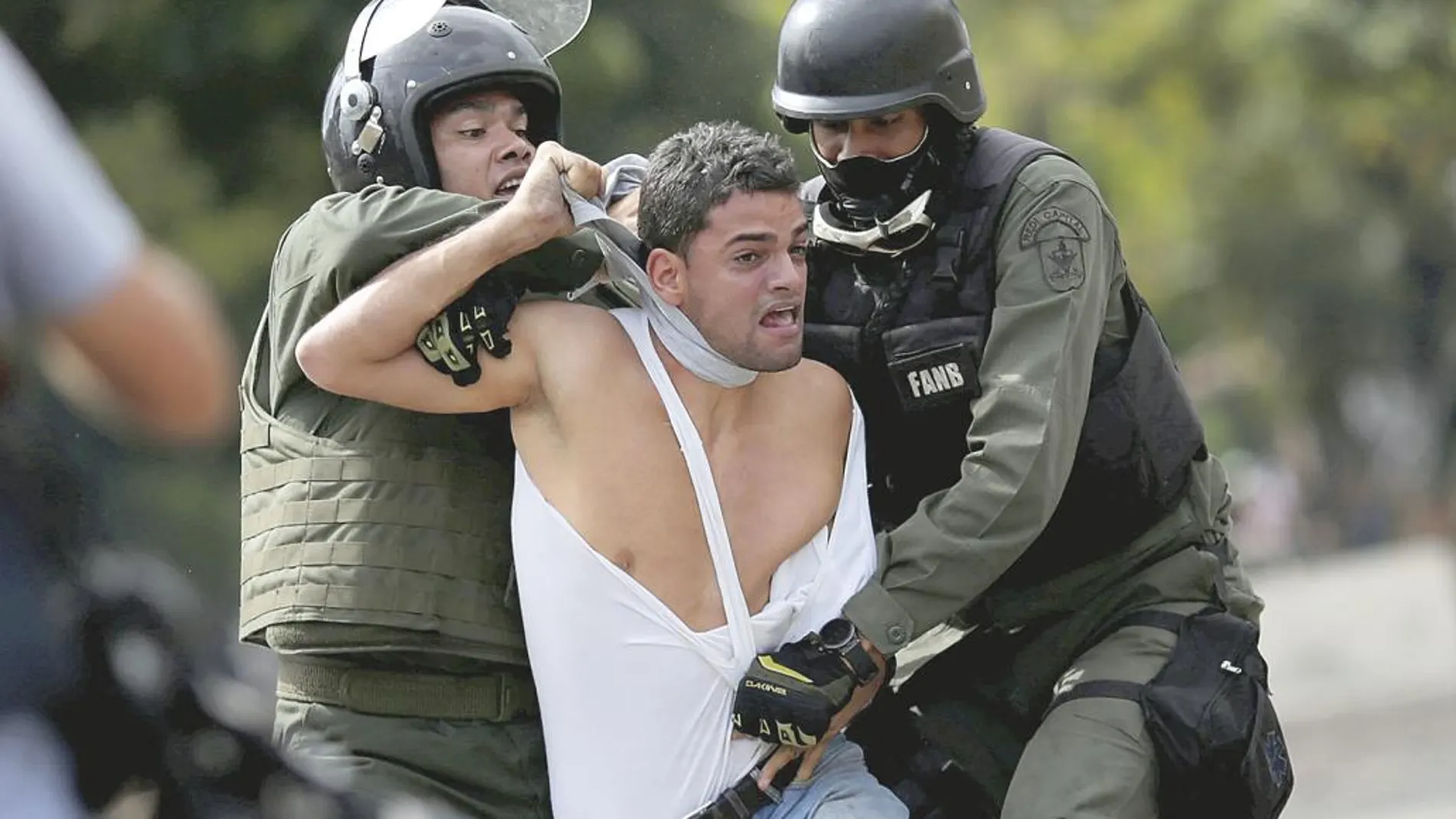 Un opositor venezolano es detenido durante una de las protestas de la huelga general convocada por la MUD, ayer en Caracas