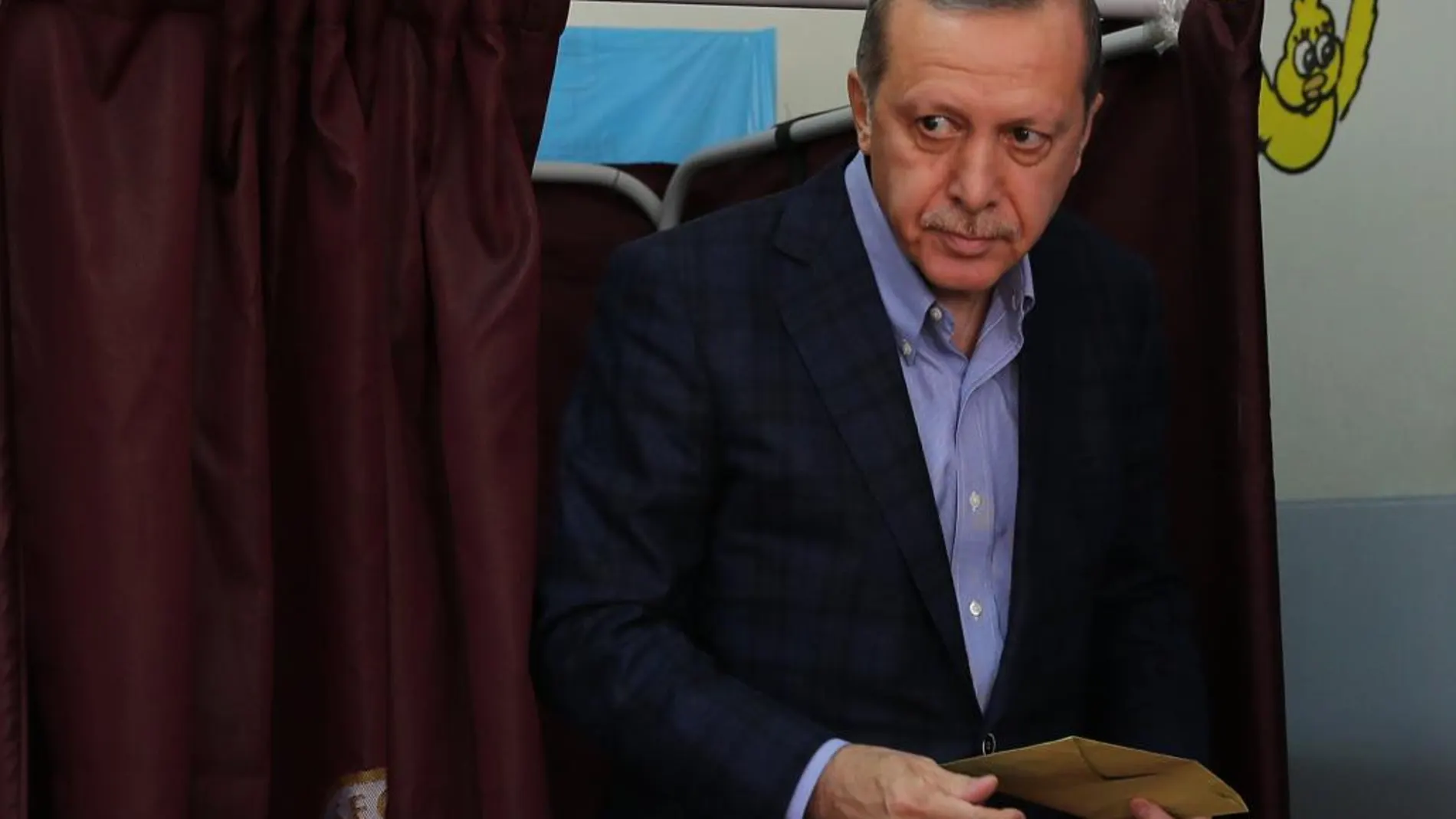 Recep Tayyip Erdogan antes de depositar su voto en el colegio electoral, en Estambul, el pasado 1 de noviembre