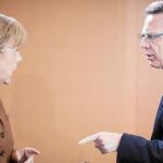 La canciller alemana, Angela Merkel, junto al ministro del Interior, Thomas de Maiziere