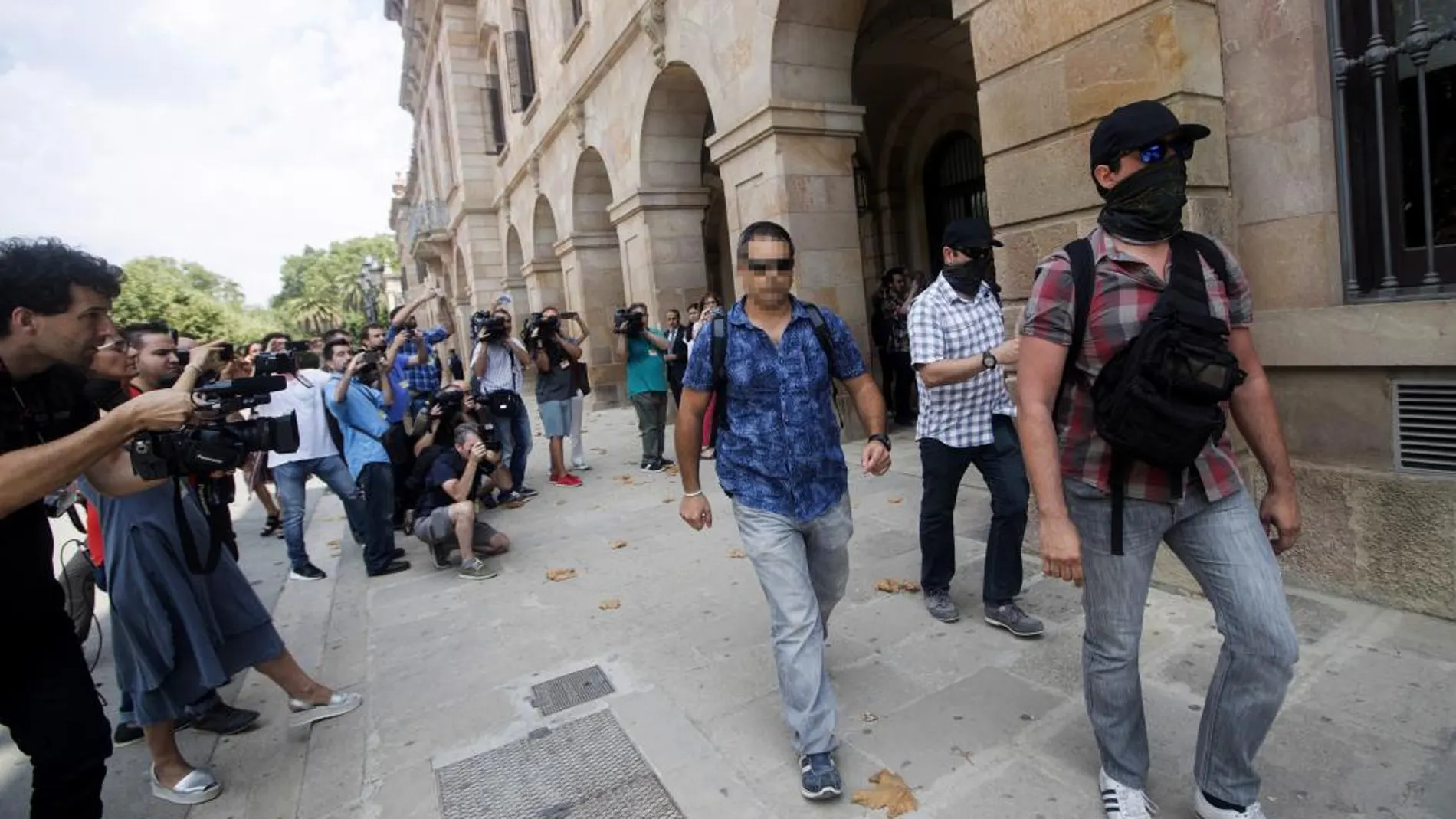 Agentes de la Guardia Civil a su salida de la sede de parlamento de Cataluña