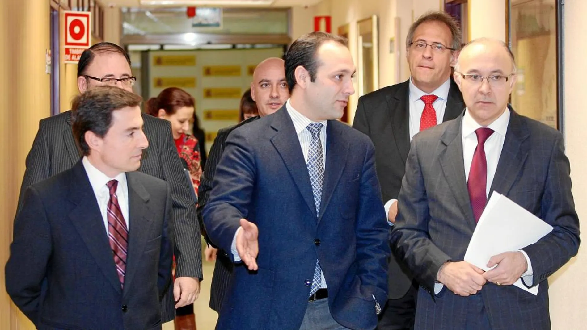 El delegado del Gobierno, Ramiro Ruiz Medrano, con los representantes del sector