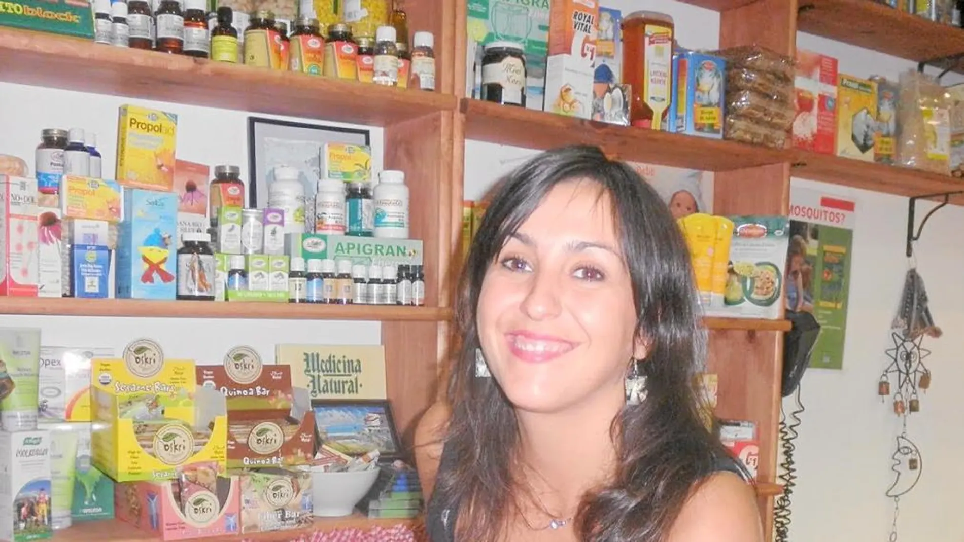 Juana Rivas en la tienda de productos ecológicos que tenía en Granada, que hoy es una farmacia