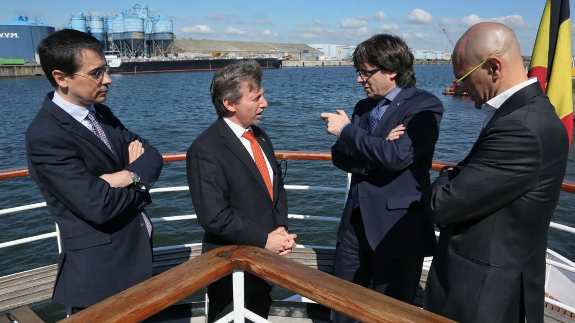 El presidente catalán, Carles Puigdemont (2d), acompañado por el conseller de Asuntos Exteriores, Raül Romeva (d), durante su vista al puerto de Gante, dentro de su primer viaje oficial a Bélgica.