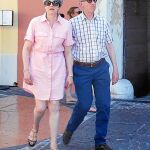 Theresa May, muy veraniega, de paseo junto a su esposo Philip