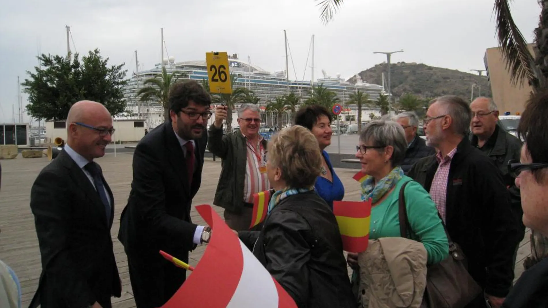El consejero de Turismo, Juan Hernández, recibiendo a un grupo de turistas austriacos