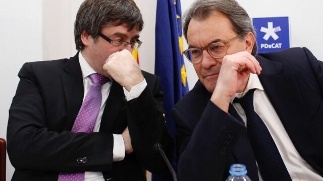 El presidente de la Generalitat, Carles Puigdemont, y el expresidente catalán y presidente del PDeCAT, Artur Mas