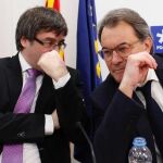 El presidente de la Generalitat, Carles Puigdemont, y el expresidente catalán y presidente del PDeCAT, Artur Mas