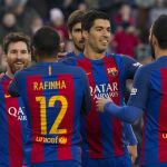 El delantero argentino del FC Barcelona Lionel Andrés Messi celebra con sus compañeros, el gol marcado ante el UD Las Palmas