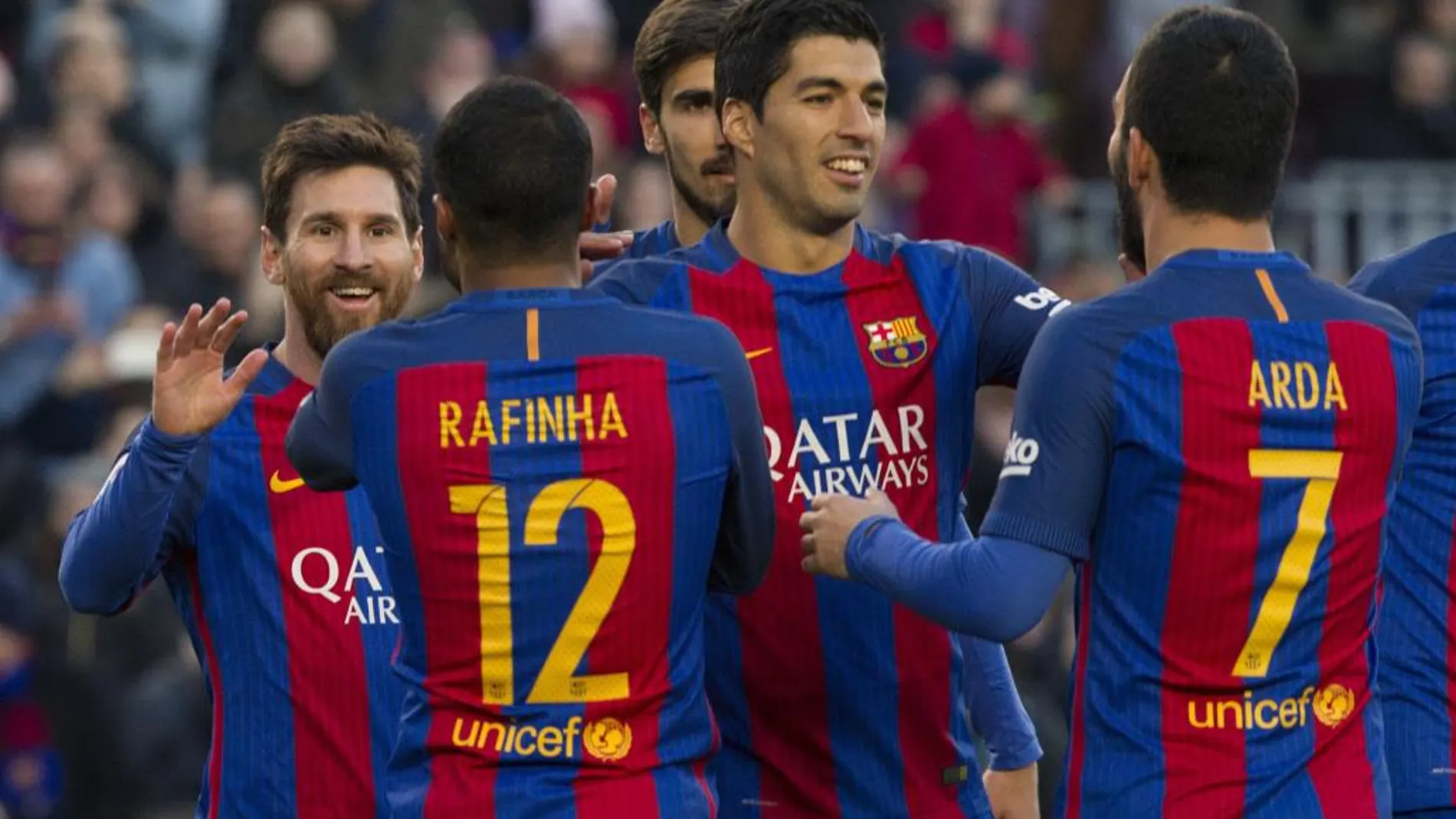 El delantero argentino del FC Barcelona Lionel Andrés Messi celebra con sus compañeros, el gol marcado ante el UD Las Palmas