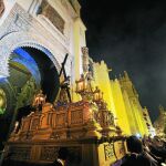 Hermandad del Cristo de la Corona de Sevilla, que recorrió los alrededores de la Catedral rodeada de numeroso público