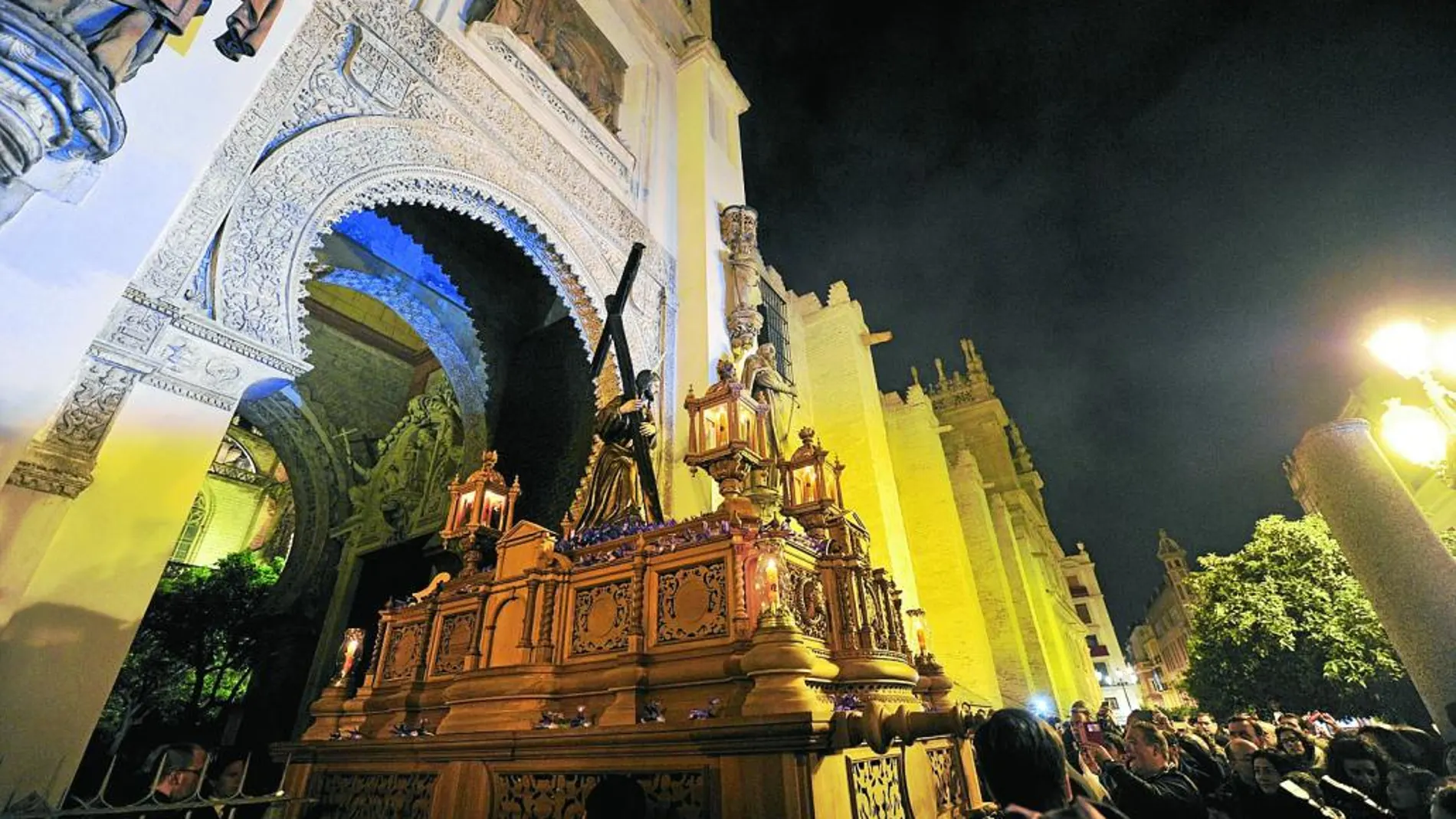 Hermandad del Cristo de la Corona de Sevilla, que recorrió los alrededores de la Catedral rodeada de numeroso público