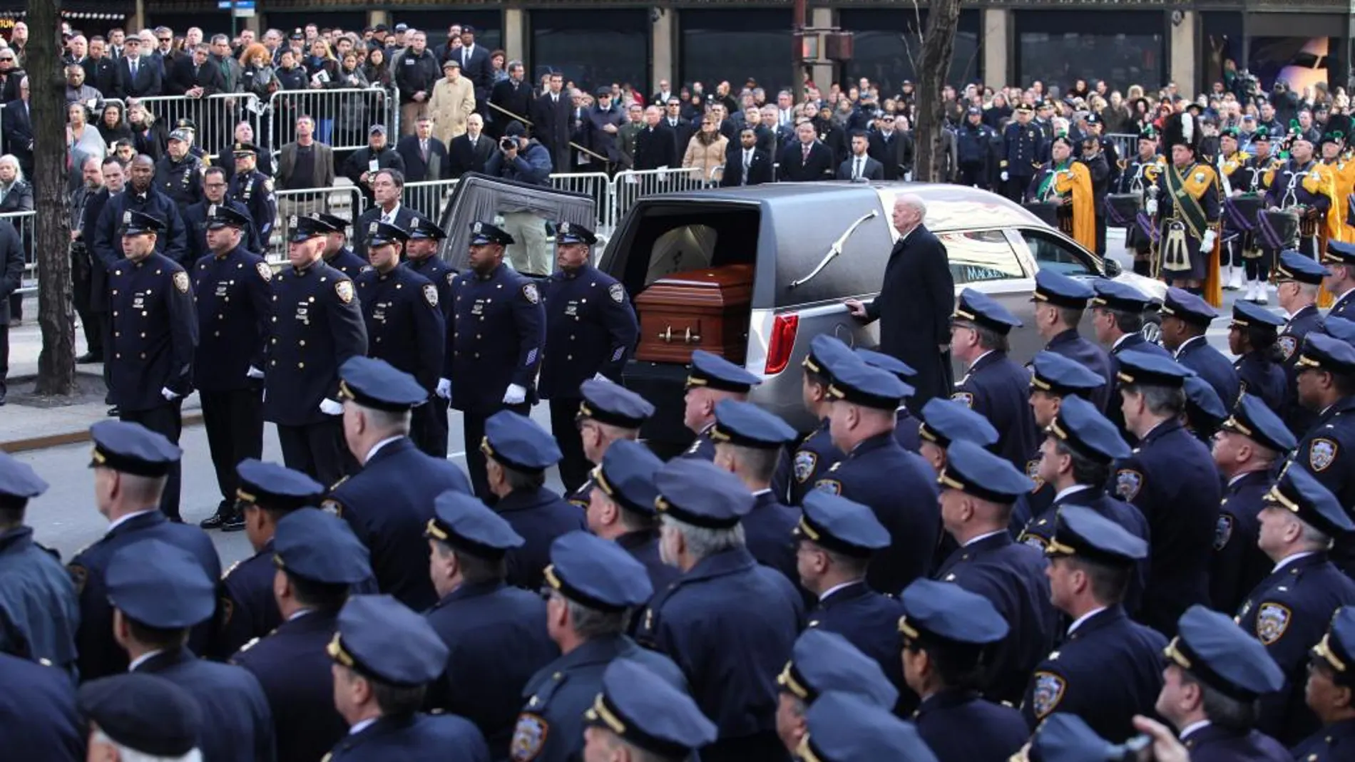 Policías de Nueva York rinden homenaje a McDonald en la catedral de San Patricio