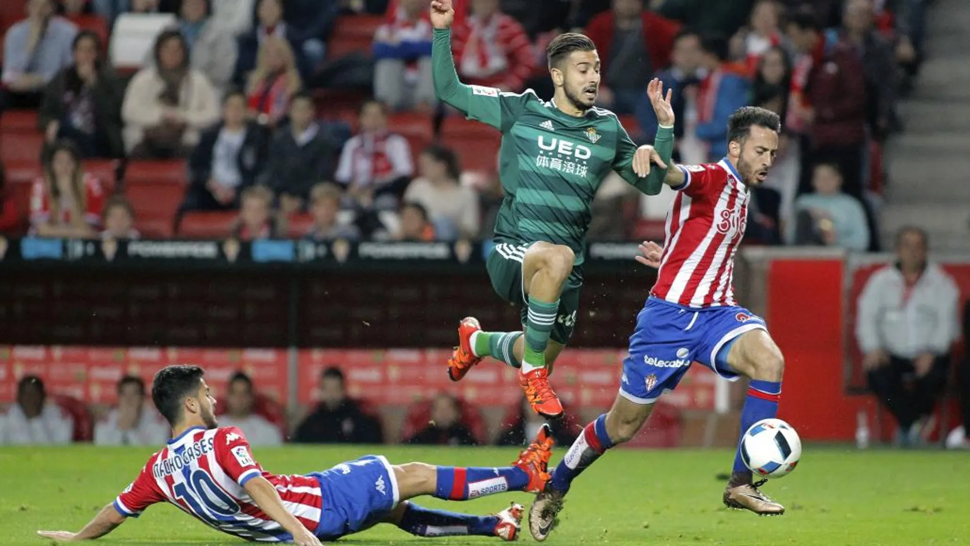 Álvaro Vadillo (c) entre el centrocampista del Spoting de Gijón Nacho Cases (i) y el defensa Álex Menéndez (d), durante el partido de vuelta de los dieciseisavos de final de la Copa de Rey