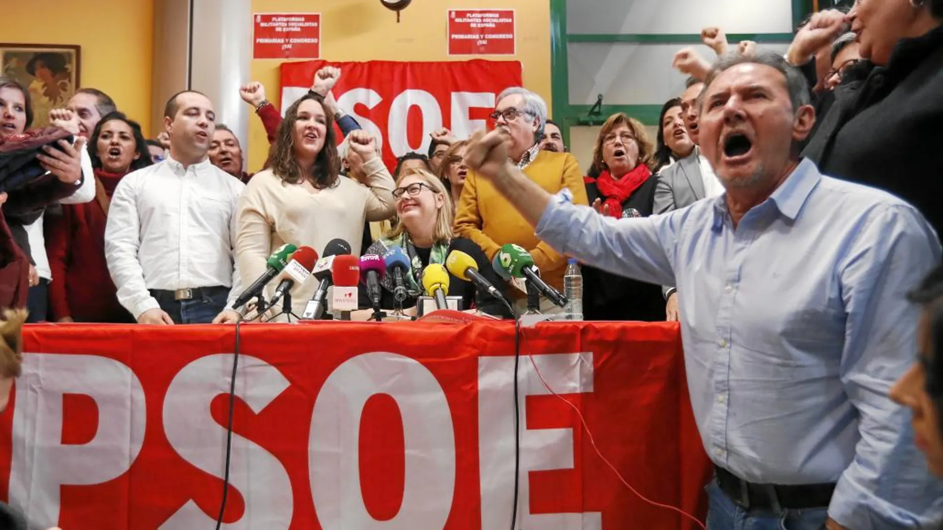 Representantes de 50 plataformas militantes socialistas presentaron ayer en Madrid un manifiesto para pedir primarias