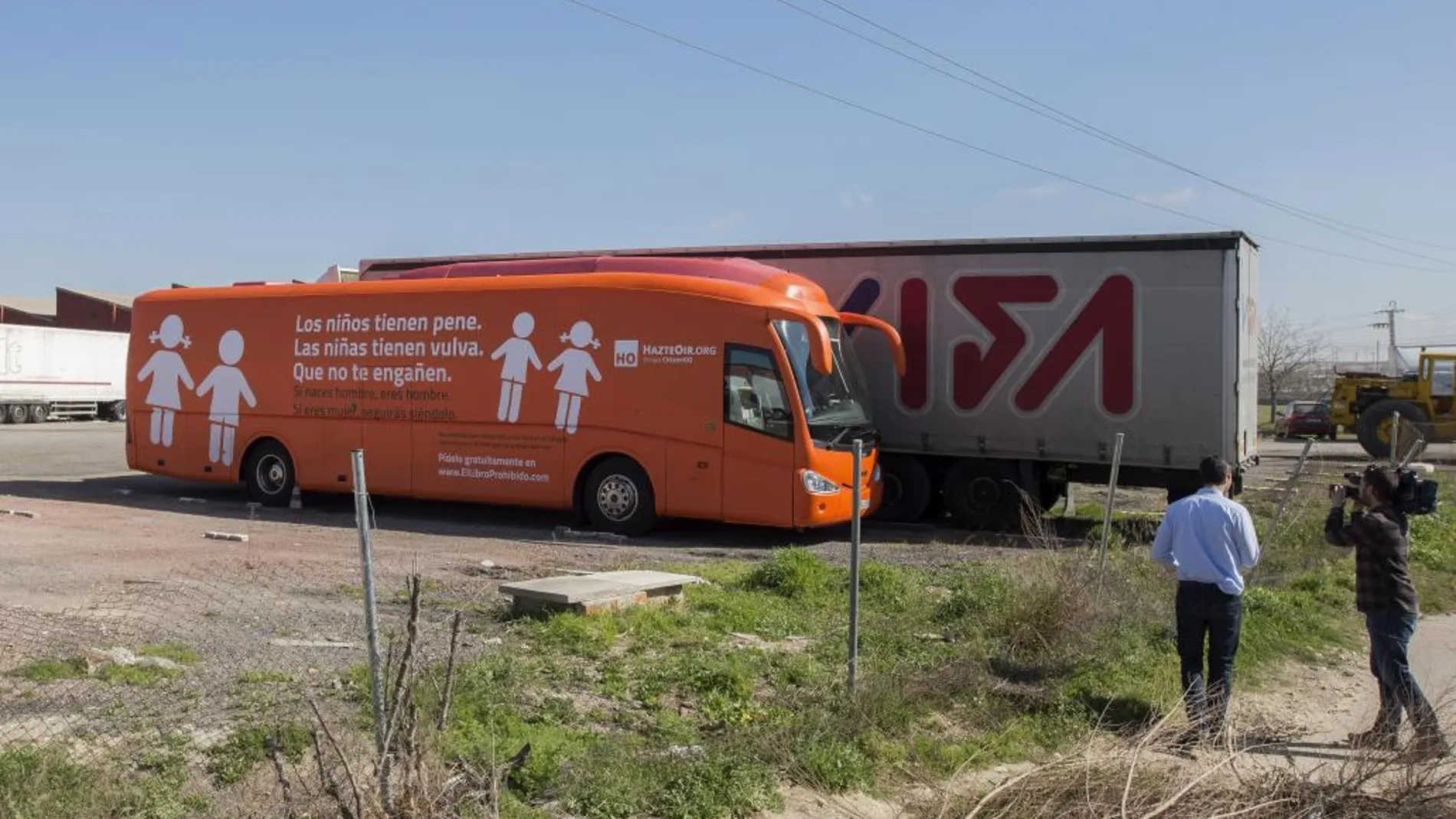 Autobús de la organización Hazteoir retenido en un aparcamiento de la localidad madrileña de Coslada.