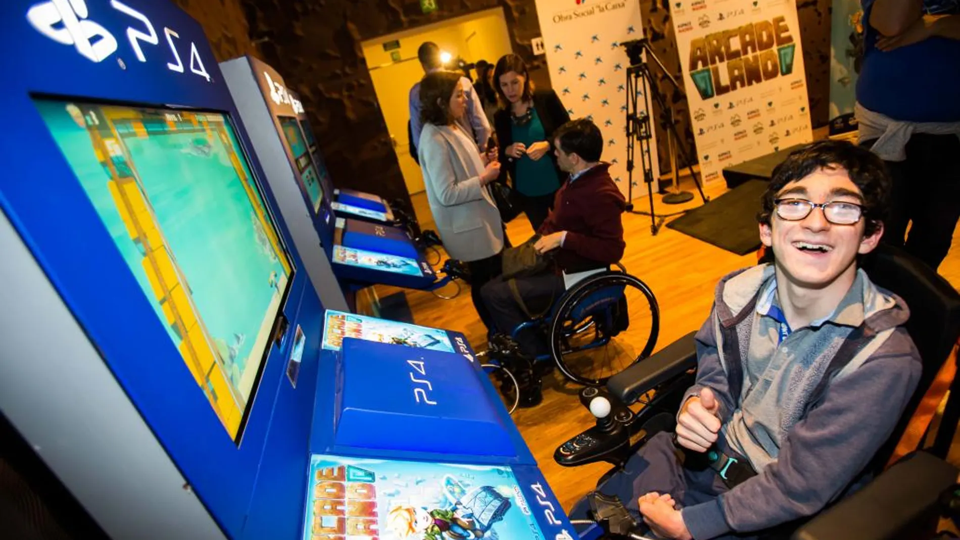 Un niño afectado de parálisis cerebral prueba el videojuego Arcade Land