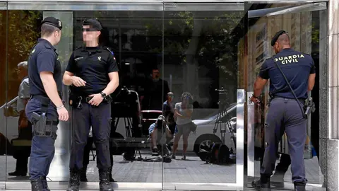Agentes de la Guardia Civil, ayer, en uno de los registros efectuados durante todo el día en el marco de la «operación Térmyca»