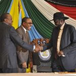 El president de Sudán del Sur, Salva Kiir (d) recibe las felicitaciones del presidente de Kenia, Uhuru Kenyatta (i) y del primer ministro de Etiopía, Hailemariam Desalegn (C), tras firmar el acuerdo de paz en la capital