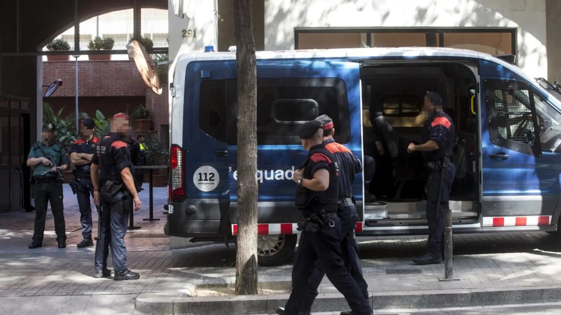Media docena de furgonetas de los Mossos d'Esquadra custodian la comandancia de la Guardia Civil en la Travessera de Gracia de Barcelona
