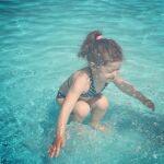 Nuevo debate «viral»: ¿La niña está sobre el agua o sumergida?