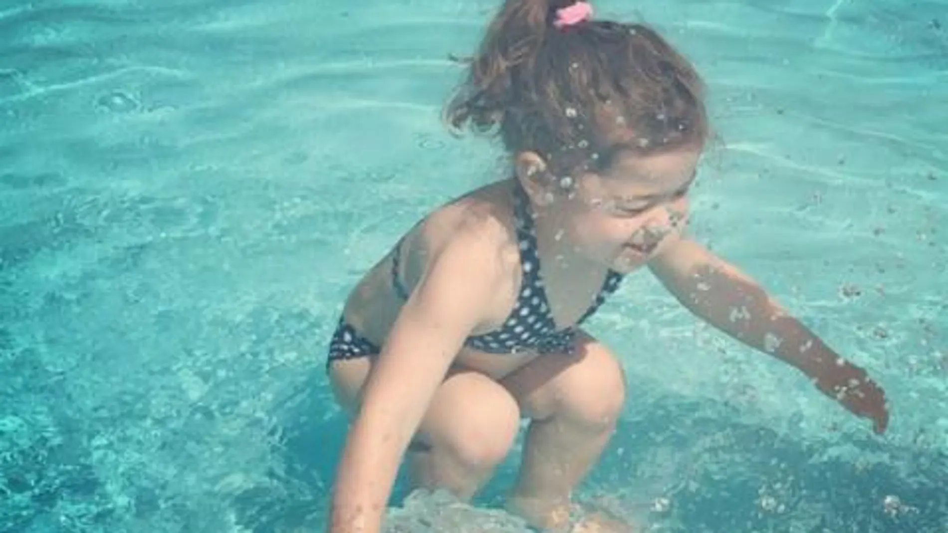 Nuevo debate «viral»: ¿La niña está sobre el agua o sumergida?