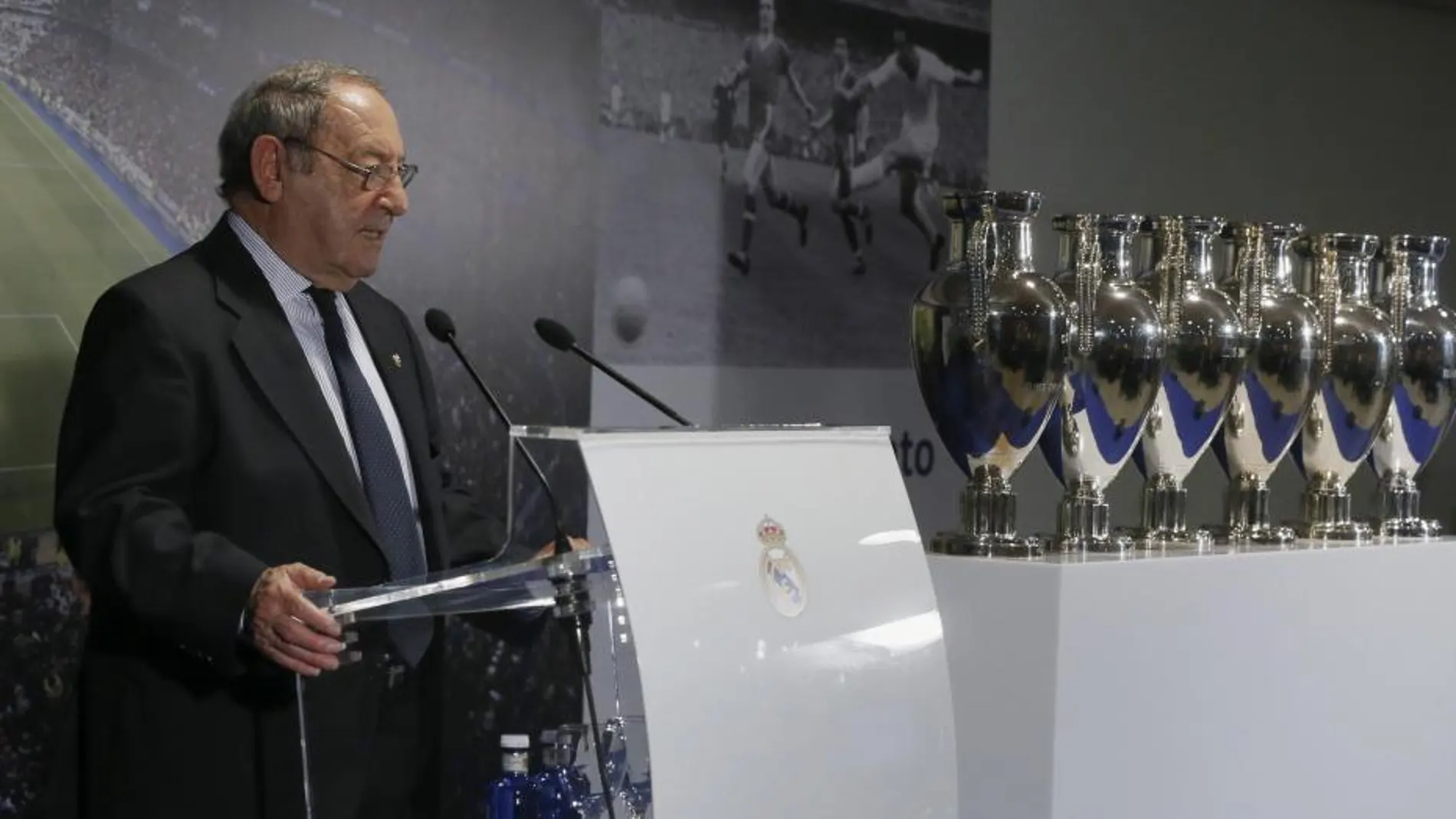 Paco Gento, durante su discurso en el acto de cesión de su patrimonio histórico deportivo al Real Madrid