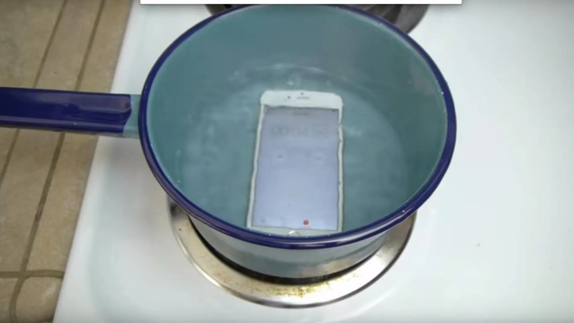 ¿Qué ocurre si se mete un iPhone en agua hirviendo? y ¿en el congelador?