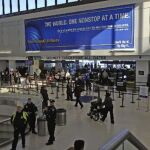 Evacúan parte del aeropuerto de Newark al encontrar una olla a presión en una basura