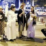 Un grupo de personas vestidas como los personajes del belén acudieron ayer a la puerta del Ayuntamiento