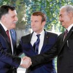 Emmanuel Macron, junto al primer ministro libio Fayez al Serraj y el general Jalifa Hafter, ayer