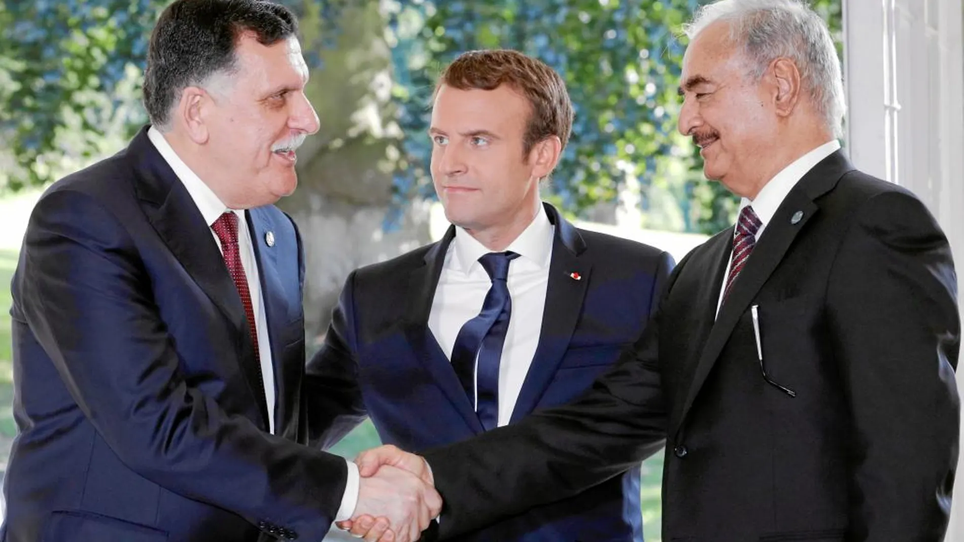 Emmanuel Macron, junto al primer ministro libio Fayez al Serraj y el general Jalifa Hafter, ayer