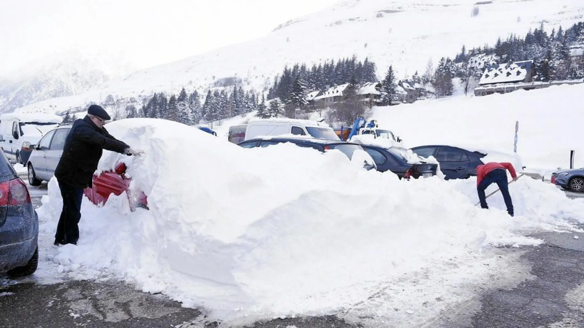 La intensa nevada que ha sufrido estos días el Pirineo obligó a suspender las clases y a circular con cadenas
