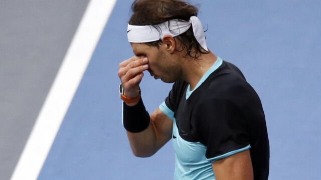 Rafael Nadal tras perder un punto durante el partido
