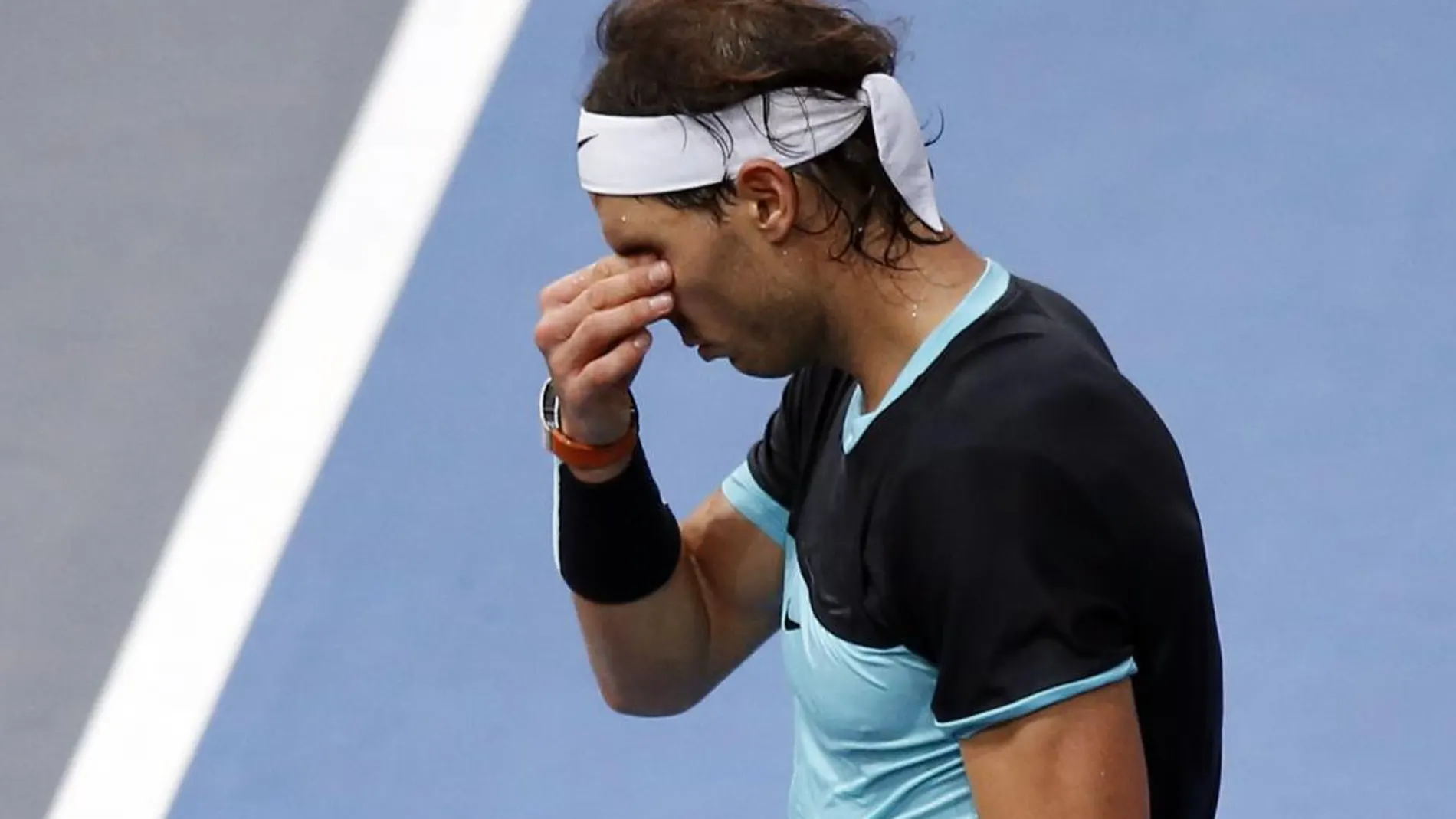 Rafael Nadal tras perder un punto durante el partido