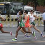 Atletas participando en el reciente maratón del mundial de Pekín