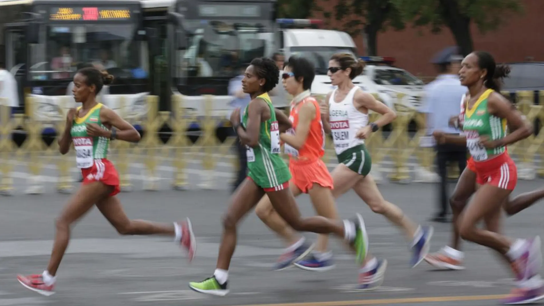 Atletas participando en el reciente maratón del mundial de Pekín