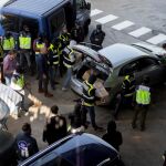 Efectivos de la Policía Nacional registran una furgoneta en una incineradora de Sant Adrià de Besòs (Barcelona). Los Mossos acudieron a la incineradora con el objetivo de quemar unos documentos con información sensible