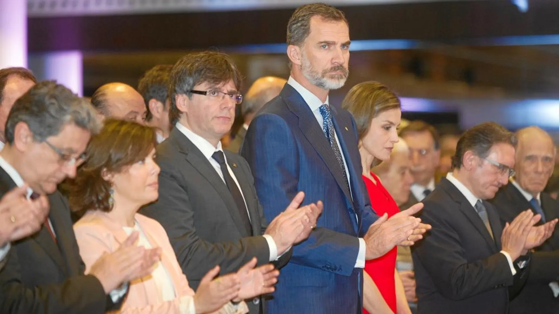 Los Reyes, la vicepresidenta, Soraya Sáenz de Santamaría, y el presidente de la Generalitat, Carles Puigdemont, en la entrega de las becas de La Caixa