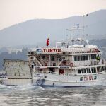 Un barco turco traslada a los refugiados desde Lesbos.